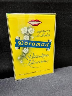Doramad - Radioaktive Zahnpasta (Kleines Glaswerbeschild der 50er Jahre)