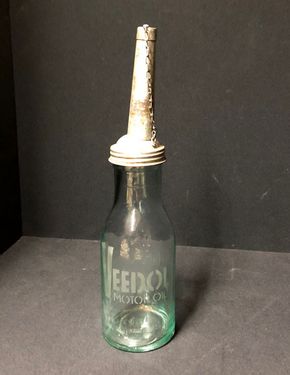 Veedol Motoroel - Original Glasflasche mit Ausgießer, Kette und Verschluss. (Um 1925)