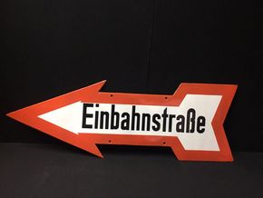 Einbahnstraßenschild in Form eines Hinweispfeils (wohl 20er Jahre)