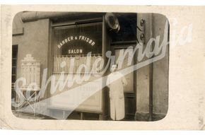 Postkarte mit wundervollen Cigaretten-Automaten vor einem Frisör Salon