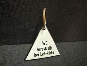 Arrestzelle bei Lehrküche / WC (Emaillierter Schlüsselanhänger um 1930/1950)