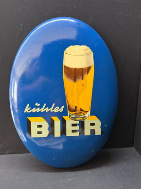 Bier - Kũhles Bier (ovales Blechschild um 1950)
