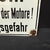 Vorsicht beim Laufenlassen der Motore! Vergiftungsgefahr (Gewölbtes Emailleschild um 1950)