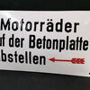 Motorräder auf der Betonplatte abstellen - Gewölbtes Hinweisschild (1930/1950)