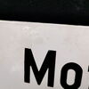 Motorräder auf der Betonplatte abstellen - Gewölbtes Hinweisschild (1930/1950)