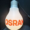 Osram Werbeleuchte (groß) in Form einer Glühbirne.