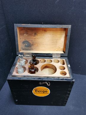 Berga - Kleiner Holzkarten mit Glas“ampullen“ (50er Jahre)