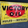 Victory Oil Blechschild mit dicker Schriftprägung (Belgien, um 1920)