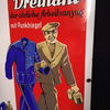 Dreinaht - der ehrliche Arbeitsanzug mit Punktriegel Emailleschild 120 x 80 cm Deutsche Eisenbahn Reklame