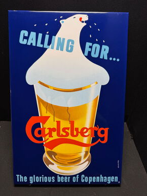 Calling for Carlsberg - The glorious beer of Copenhagen - Emailschild Eisbär Bier 58 x 38 cm - DK um 1955