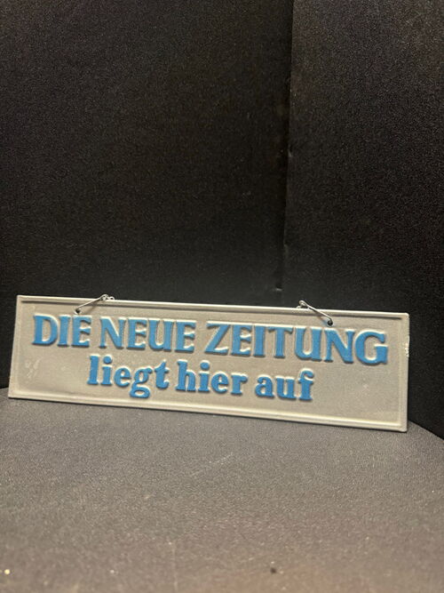 Makelloses Blechschild - Die neue Zeitung liegt hier auf - 8 x 30 cm - D um 1960