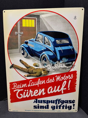 Beim Laufen des Motors - Türen auf ! Auspuffgase sind giftig - Blechschild 51 x 37 cm - D um 1960
