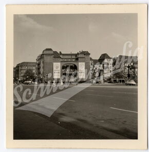 Berliner Kindl XXL-Reklame in Berlin auf Originalfoto (3. Juni 1960)