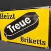 Treue Briketts - Heizt Treue Briketts (Flaches Emailleschild um 1930)