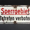 Warnschilder aus West-Berlin (Originalität ist fotodokumentiert) aus Zeiten vor dem Mauerbau (Nur Verleih - Kein Verkauf)