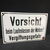 Vorsicht beim Laufenlassen der Motore! Vergiftungsgefahr (Gewölbtes Emailleschild um 1950)