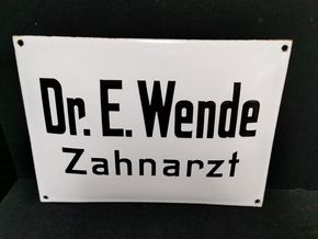 Dr. E. Wende Zahnarzt / Gewölbtest Schild mit zuckergussartiger Schrift