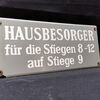 Hausbesorger - Hinweisschild mit schablonierten Buchstaben (Österreich / Um 1950)