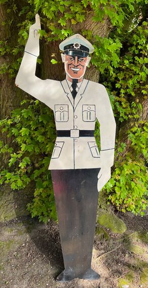 Schutzmann in Lebensgröße (60er/70er Jahre)