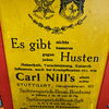 Carl Nill’s Spitzenwegerich Brustbonbons (Geprägtes Blechschild um 1905)