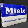Miele - Auch hier eine Melkmaschine (Gewölbtes Emailleschild um 1950)