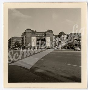 Berliner Kindl XXL-Reklame in Berlin auf Originalfoto (3. Juni 1960)