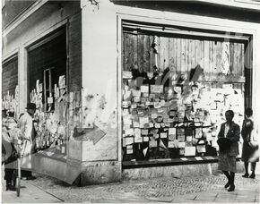 „Schwarzes Brett“ an einer  Berliner Hauptstraße am 19.07.1945