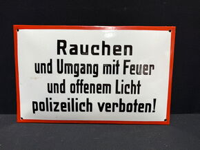 Rauchen und Umgang mit Feuer und offenem Licht polizeilich verboten! Gewölbtes Emailleschild um 1930/1950)