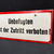 Unbefugten ist der Zutritt verboten! (Leicht gewölbtes Emailleschild um 1955)