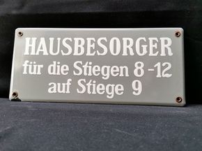 Hausbesorger - Hinweisschild mit schablonierten Buchstaben (Österreich / Um 1950)