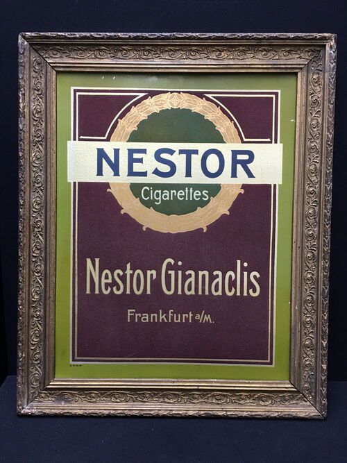 Nestor Cigarettes Blechschild im Stuckrahmen mit „Samtüberzug“ (Um 1915)