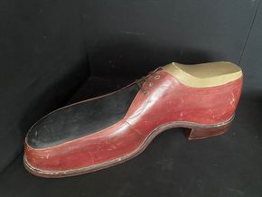 Lederschuh samt „Schuhspanner“ als XXL-Schafensterwerbung (Um 1930)