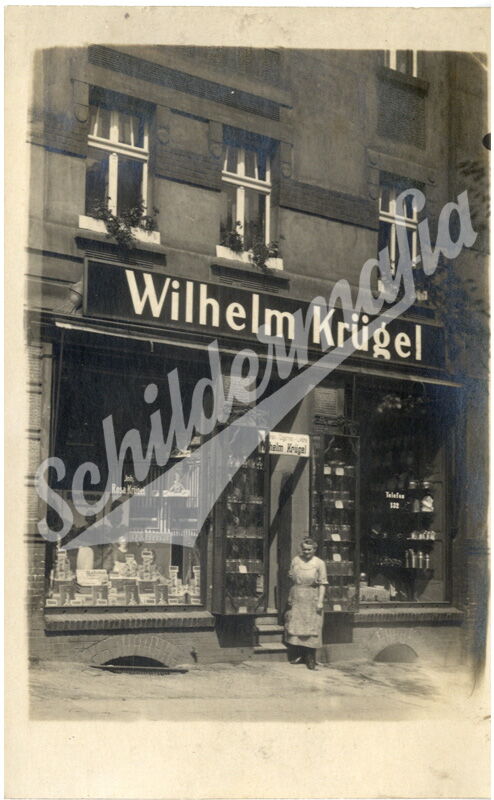Postkarte mit alter Reklame im Schaufenster