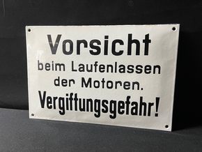 Vorsicht beim Laufenlassen der Motoren - Vergiftungsgefahr!