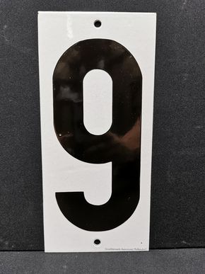 Zahlenschild mit der Nummer 9 / Schwere Trägerplatte (Um 1955)