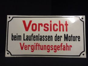 Vorsicht beim Laufenlassen der Motore! Vergiftungsgefahr Emailschild Zuckerguss