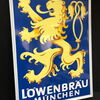 Löwenbräu München Emailschild im emaillierten Rahmen (Version von 1979)
