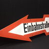 Einbahnstraßenschild in Form eines Hinweispfeils (wohl 20er Jahre)