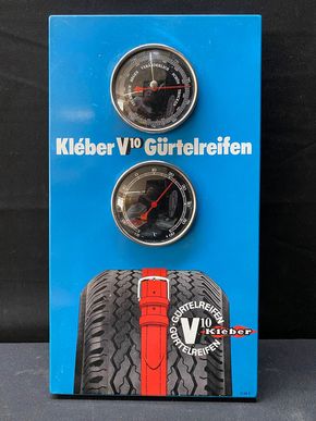 Kleber V10 Gürtelreifen - Lackiertes Blechschild mit Thermometer und Barometer (Um 1965/1970)