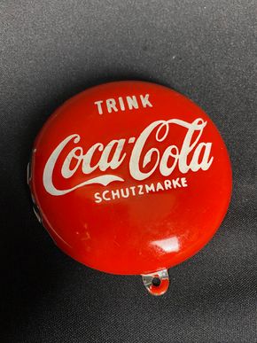 Trink Coca-Cola Schutzmarke Türschild Button 9cm um 1955
