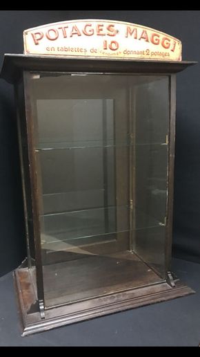 Maggi Verkaufs-Vitrine (Frankreich um 1920) mit original Blechschild (stark geprägt).