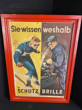 Sie wissen warum ! Schutzbrille ! Skifahrer Warnschild Unfallverhütung 67 x 48 cm um 1960