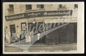 Postkarte mit Ottokring Bierschildern an Hausfassade einer Gastwirtschaft - Um 1920