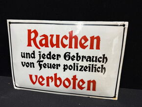 Rauchen und jeder Gebrauch von Feuer polizeilich verboten - Emailleschild um 1950