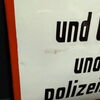 Rauchen und Umgang mit Feuer und offenem Licht polizeilich verboten! Gewölbtes Emailleschild um 1930/1950)