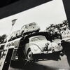 VW Käfer auf Transportwagen mit Tankstelle
