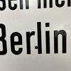 Warnschilder aus West-Berlin (Originalität ist fotodokumentiert) aus Zeiten vor dem Mauerbau (Nur Verleih - Kein Verkauf)