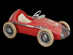 Tretauto - Ferrari Monoposto (Italien, 1950er Jahre) / Kunststoffkarosserie mit Vollgummireifen