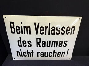 Beim Verlassen des Raums nicht rauchen! (Gewölbtes, emailliertes Hinweisschild um 1960)