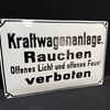 Kraftwagenanlage. Rauchen offenes Licht und offenes Feuer verboten (Emailleschild um 1955)